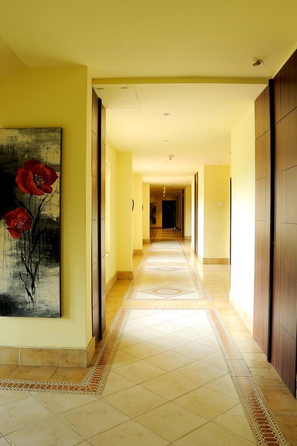 Hotel Country Roads Hāora Esterno foto